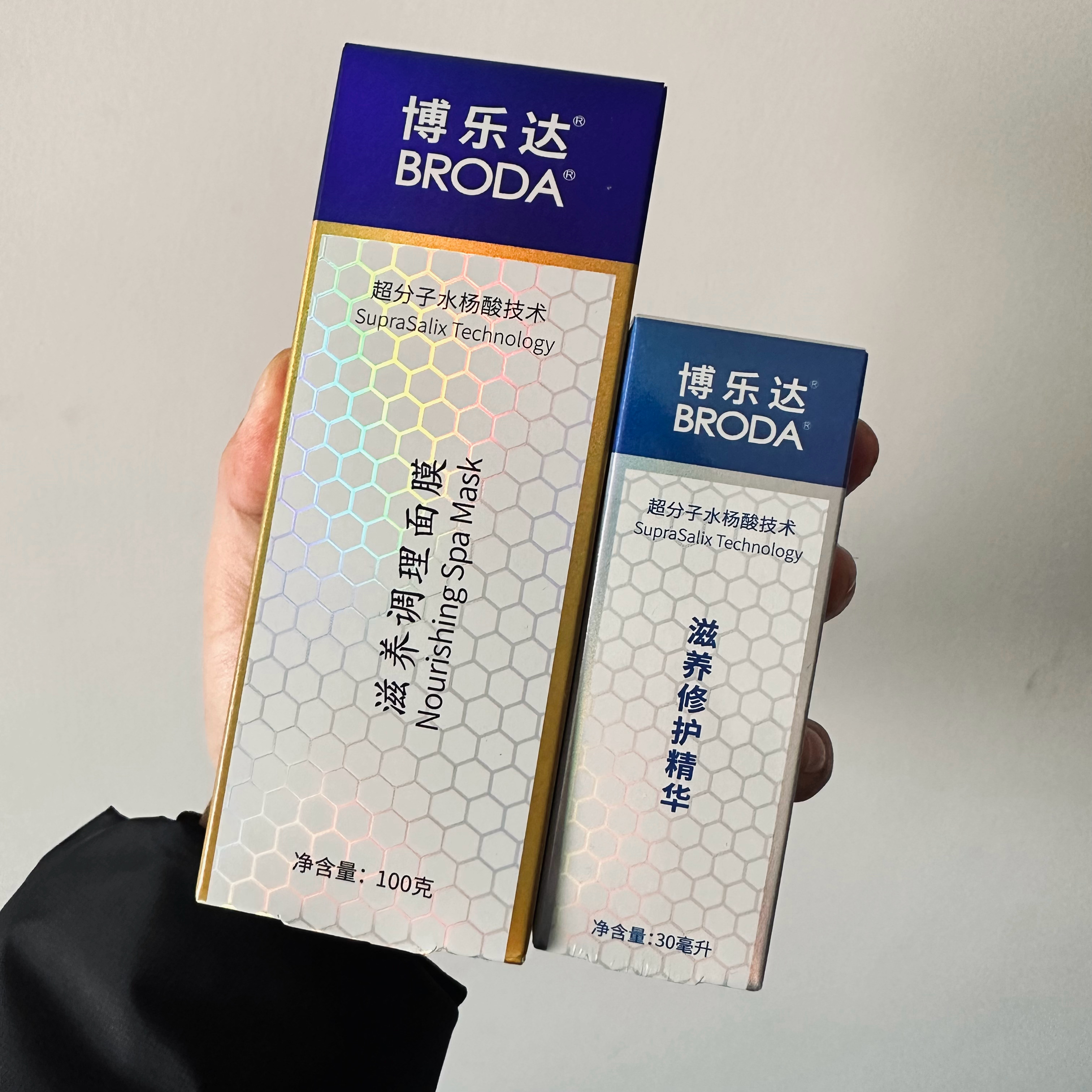 感谢收到了新的投喂～昨晚已经用过水杨酸面膜啦，用后是那种干净的滑溜溜肤感，透明凝