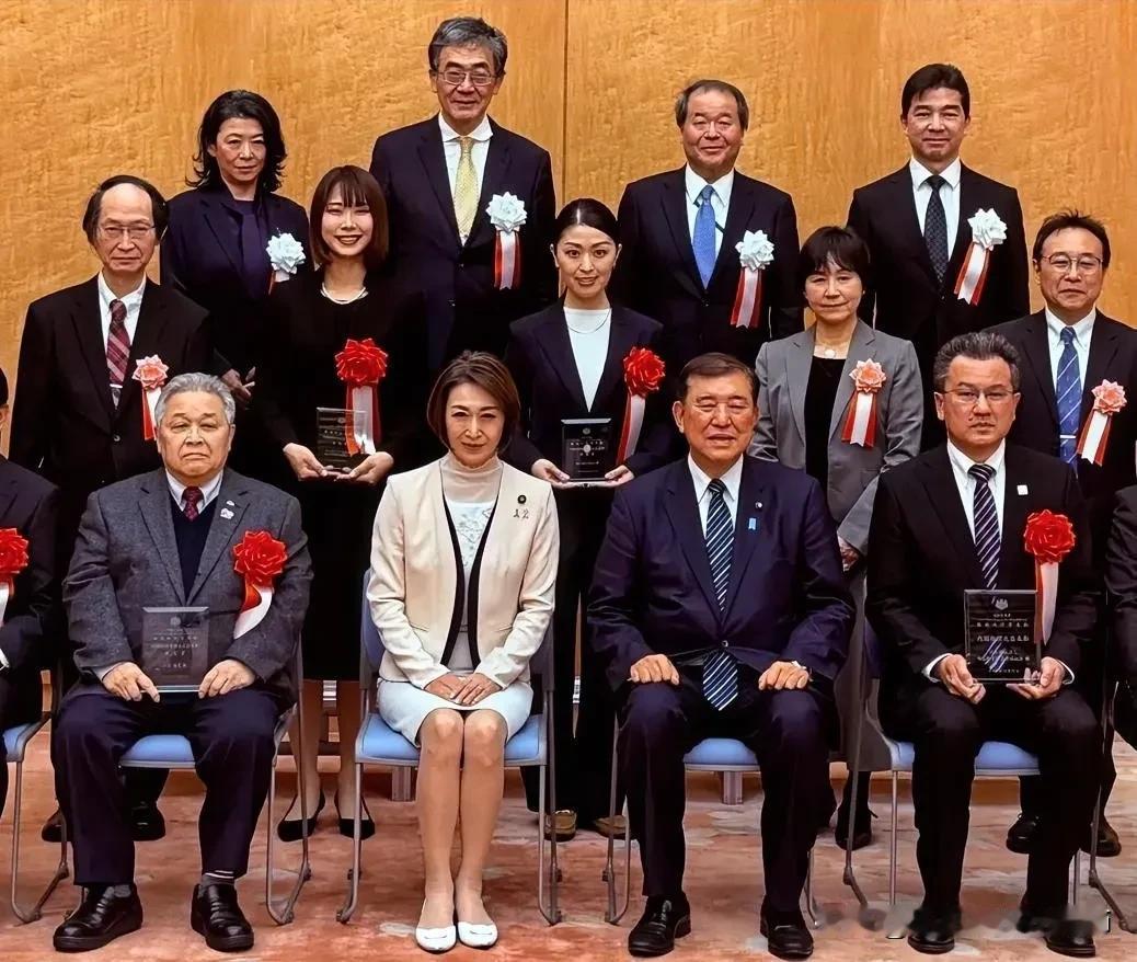 坐日本首相石破茂旁边的这个美女叫三原顺子。前日本偶像女星，现日本自民党参议院议员