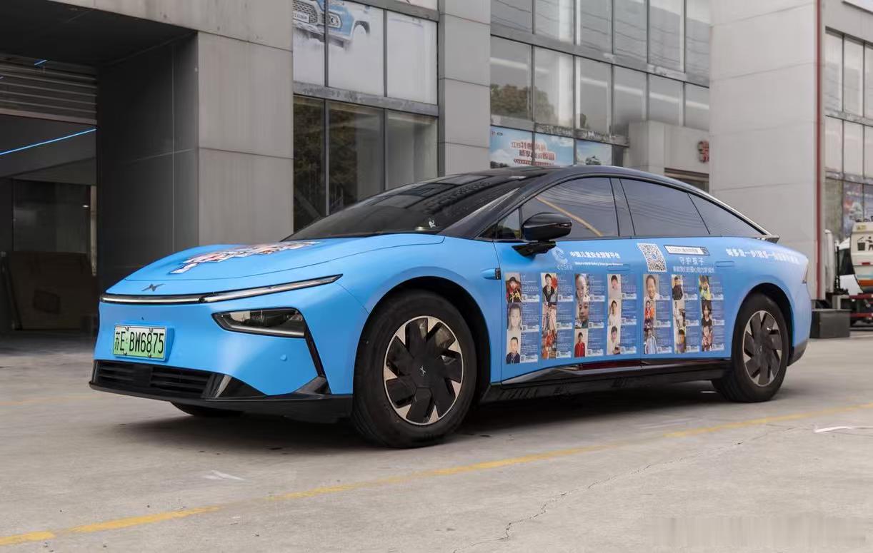 第一眼看到这台贴满寻人启事的P7+，可能会觉得“挺丑的”，甚至有点乱。直到梅姨落