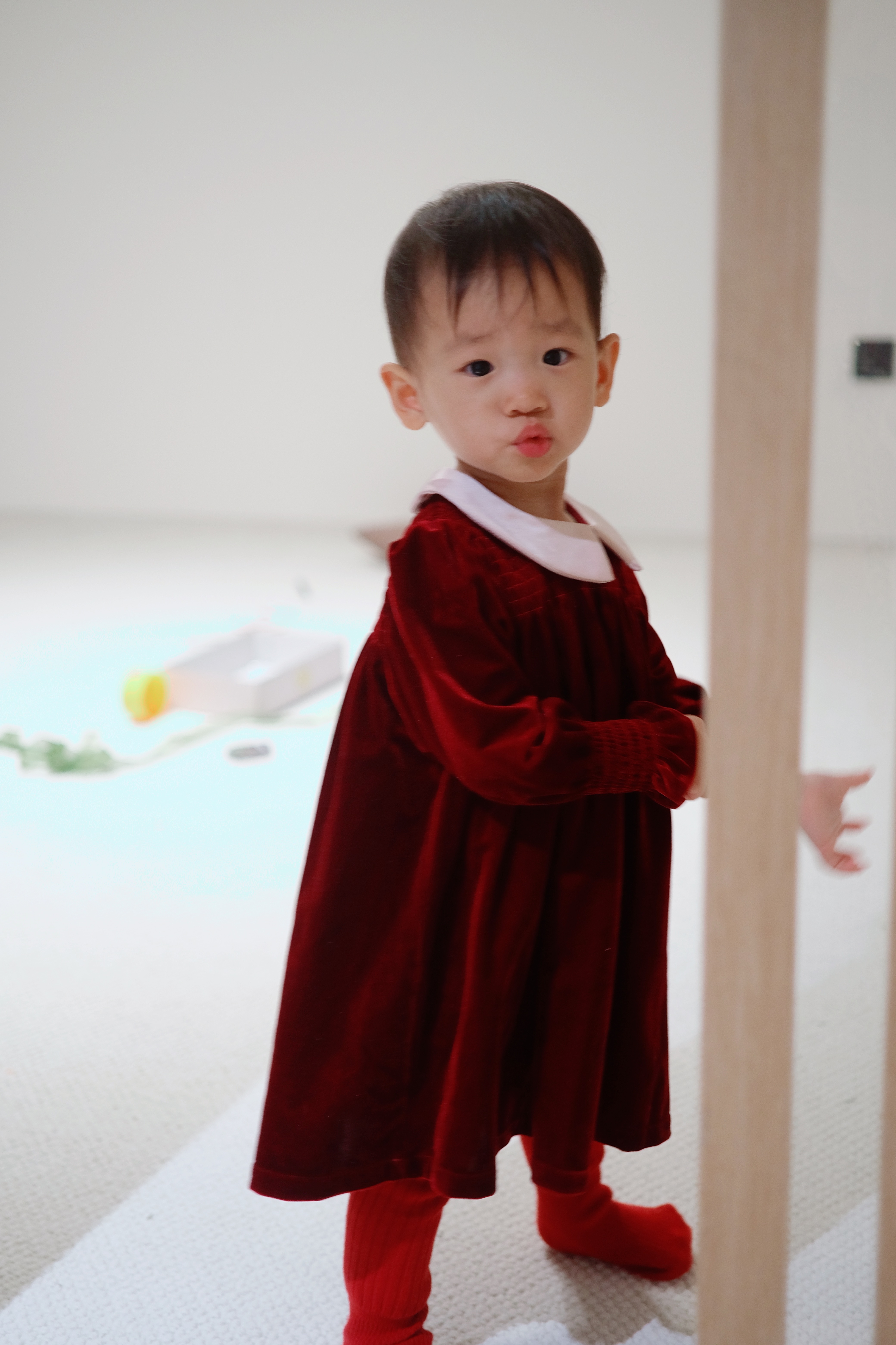 可爱年儿的圣诞look。也就是这样的人类幼崽，才能做到既是在裙子外面套马甲，仍然