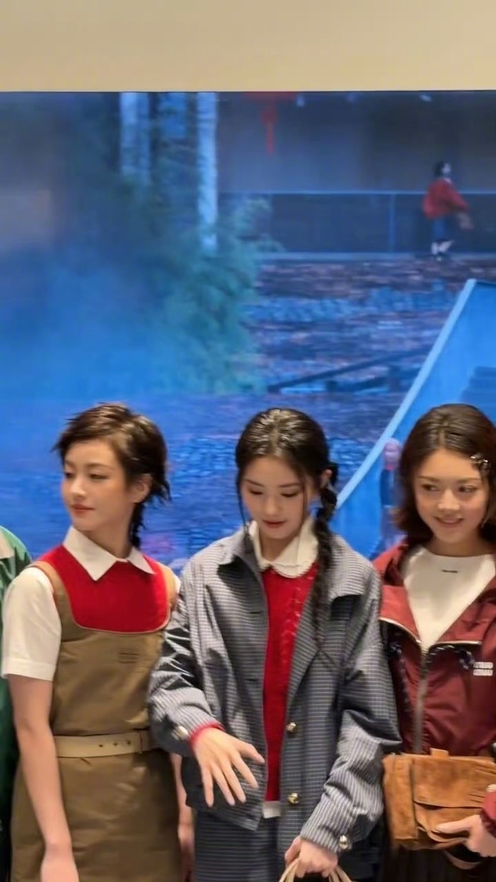 初高中女孩们偷拿了小姨的衣服和老妈的长筒靴高跟鞋去参加毕业典礼这一刻，他们觉得自