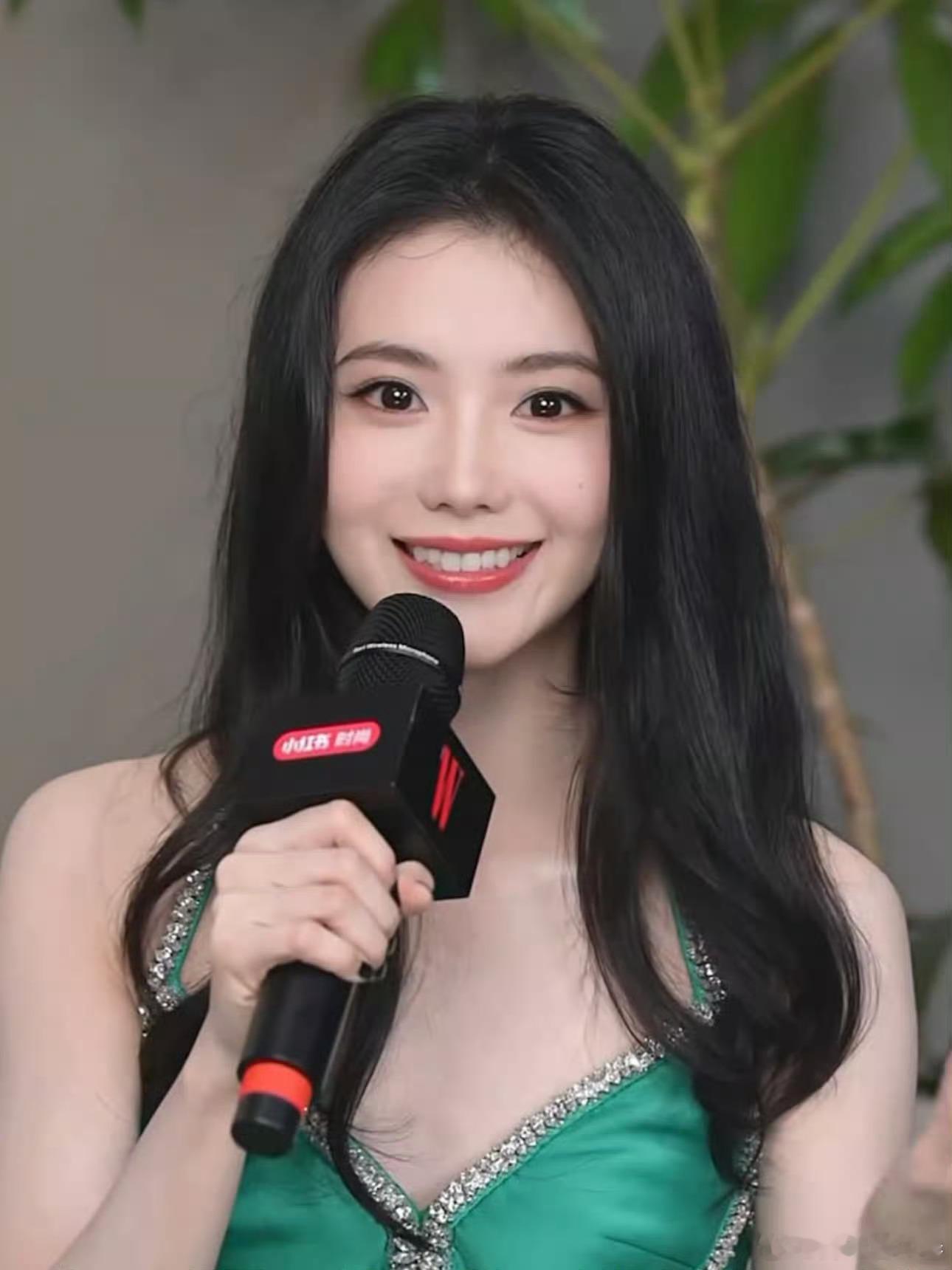 刘浩存、周也、赵今麦 W盛典直播造型截图来看看小花们最新状态如何？明星W盛典造型