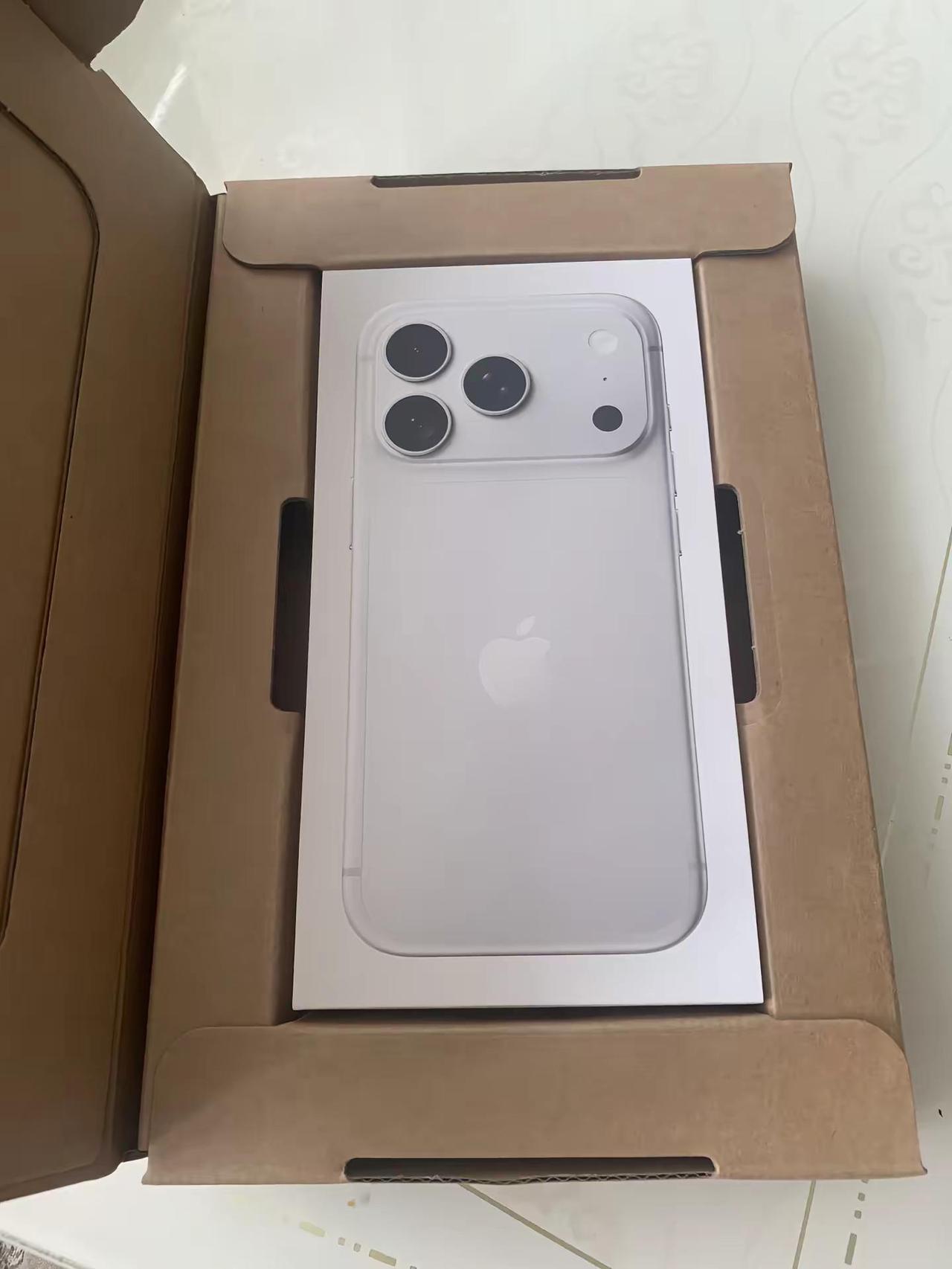 这个世界上什么都是虚假的，只有老公送的18pro 才是真的接下来一个月保证不顶嘴
