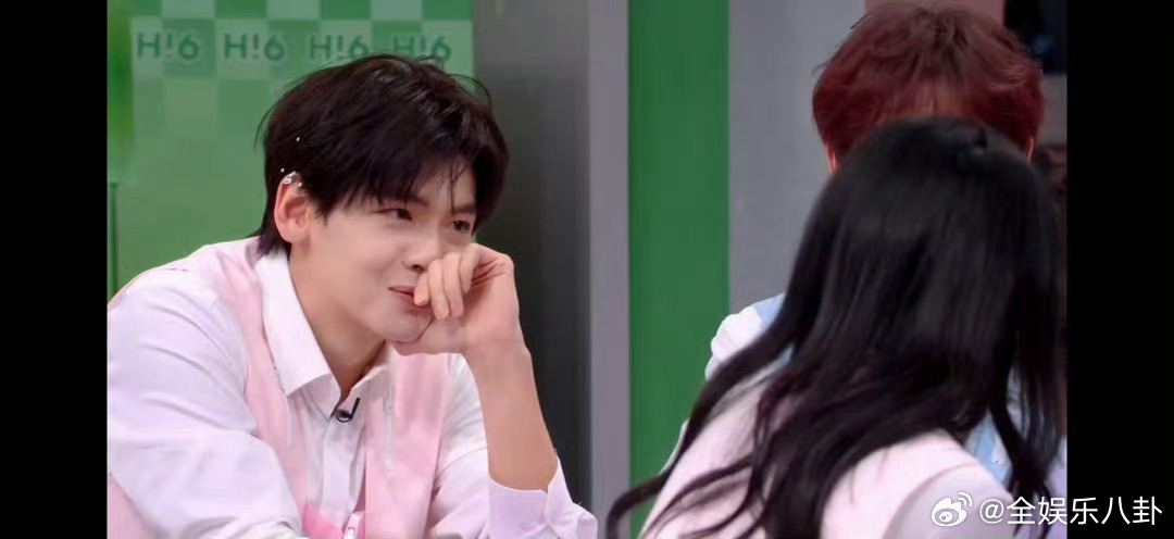 建议将翟潇闻在《你好星期六》里默默捡球的片段列入“偶像忍术教学”。如何优雅地咽下