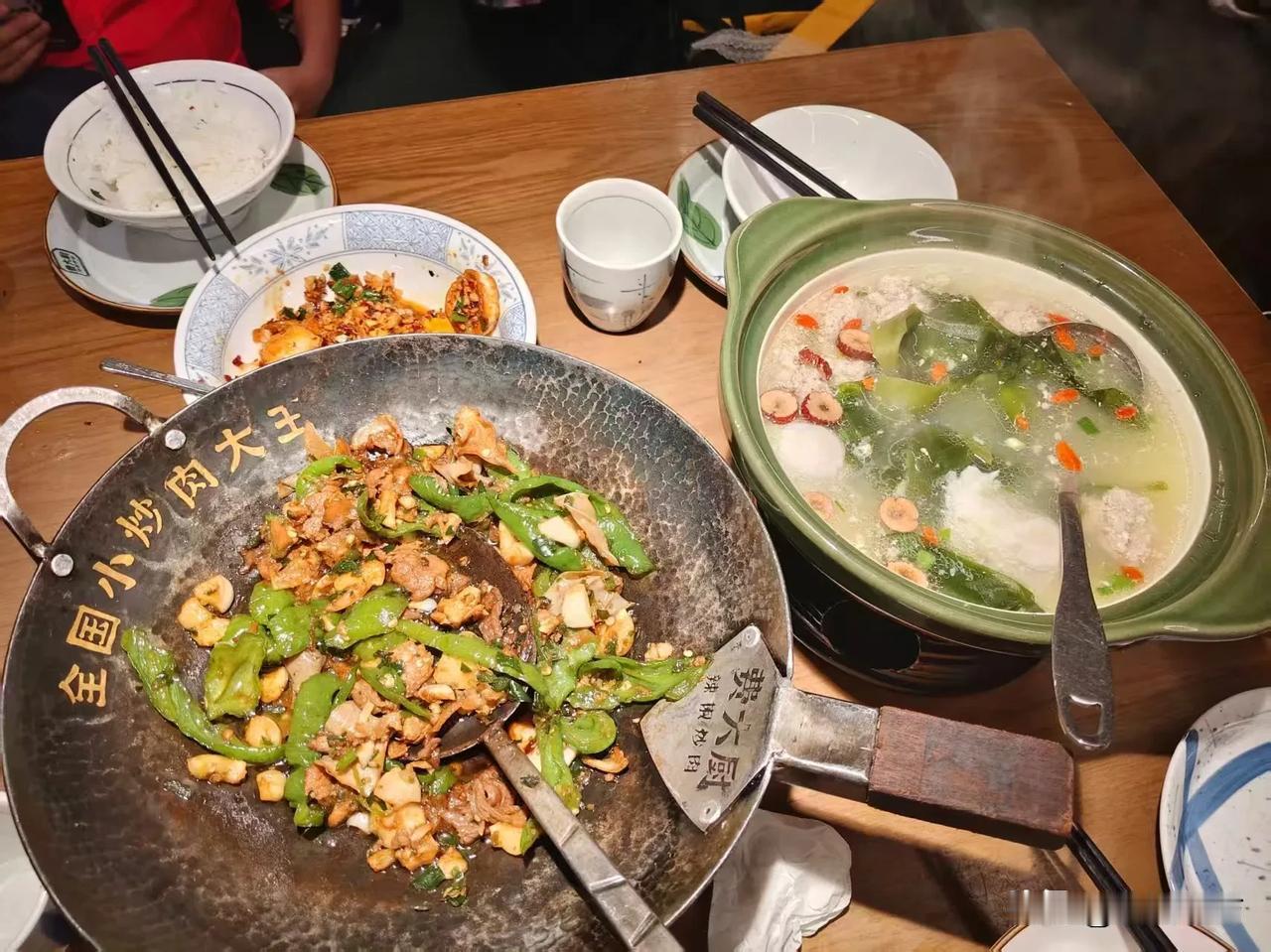 暑假，每一个到长沙旅游的家庭，几乎都逃不过酱板鸭、臭豆腐、辣椒小炒肉。

还有一