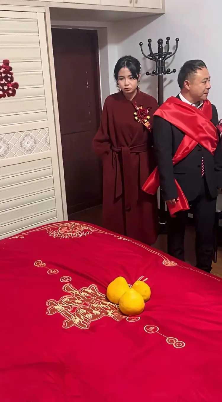 难怪新娘不高兴，看新郎年龄确实是有些大了！心里估计有些不甘心。
哎，都是钱闹的。