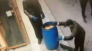 真不知道这两个拉泔水的人是究竟是怎么想的？
他们竟然想用一块小木板将这满满一大桶