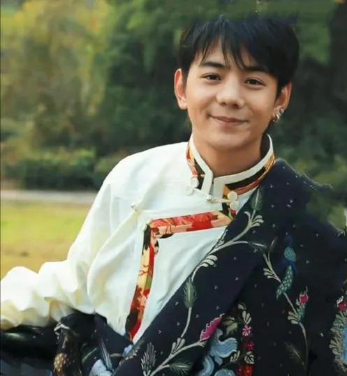 丁真带着他的甜野笑容来到云南，开启了一场文化之旅。他在大理体验扎染，在元阳梯田学