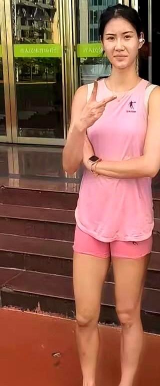 最美跨栏女神夏思凝的颜值也就这样和邻家女孩没有啥区别。

看她最近比赛的样子，皮