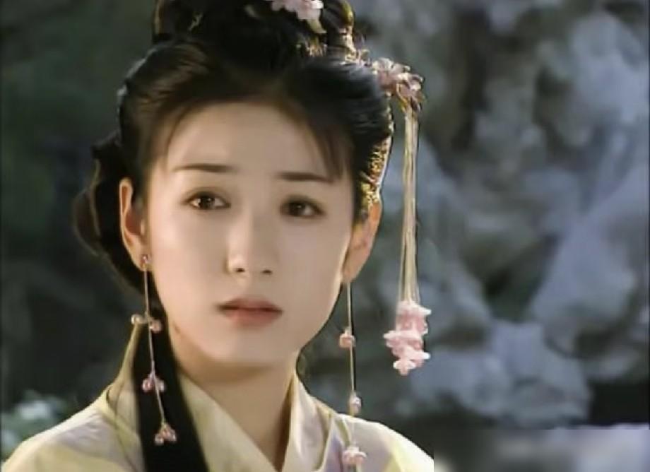 永琪登基后，封知画为后，将小燕子贬为浣衣奴。庆功宴上他醉醺醺开口：她肯认错了吗？