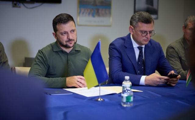 泽连斯基没有退路，前外长库列巴：若他敢签，转身就不再是总统
 
库列巴这话可不是