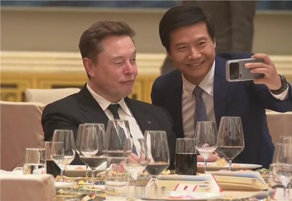 时隔 13 年再同框，雷军用小米 17 Pro 与马斯克合影 5 月 14 日，