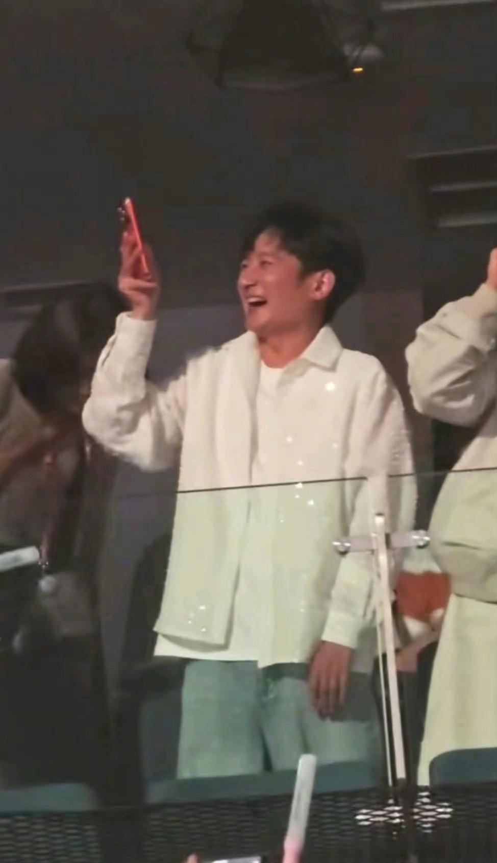 谢娜演唱会现场的明星代入一下谢娜真的要幸福晕了，台下坐着大歌星老公，和二十年以上