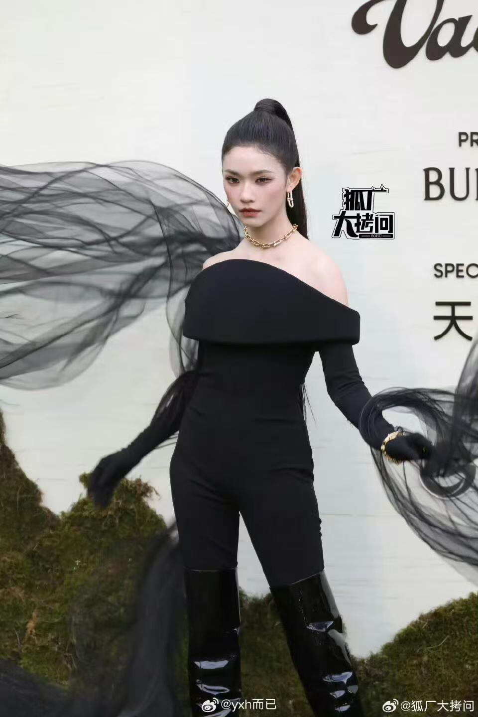 曝VOGUE今年没红毯 红毯不一定非得是红色，今年蓝毯搭配草地布景，时尚感融入自