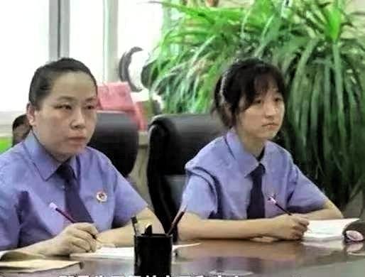 女子接到情夫电话，没去见他，半夜，情夫竟翻墙进来，要女子发生关系，还让丈夫跪下写