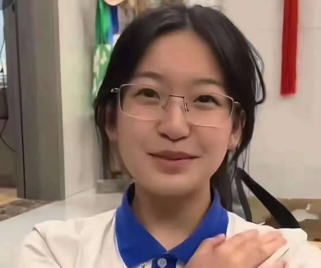 高考交卷只剩25分钟，她突然举手："我要换答题卡！"如今成绩出来，全网震惊…… 