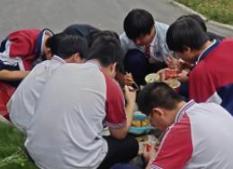 南阳的妈妈太有魅力了，每次来孩子们都蜂拥而上来蹭饭，是妈妈的饭格外好吃，这都是住