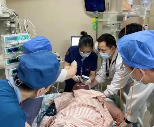 “悲剧还是发生了！”河南郑州，一男子为了不被人打扰，在车内关闭车窗、开着空调睡觉