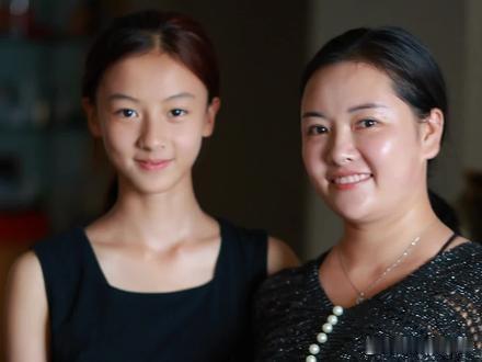 女孩因撞脸张柏芝全网走红这个颜值真的扛打啊，不得不说，遗传基因就是好[期待] ​