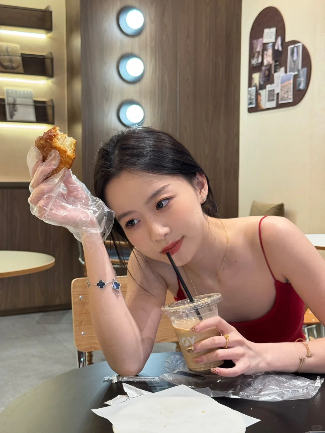 很有氛围感的咖啡店☕ 	 简约高级氛围感满满很出片环境特别温馨室内室外...