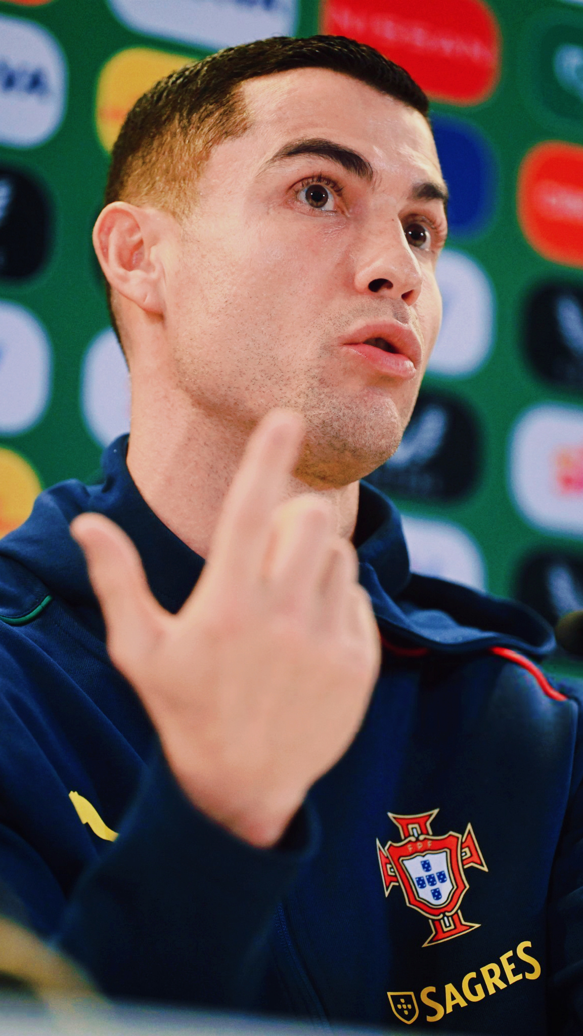 哥就顶着这么一张帅脸参加赛前发布会