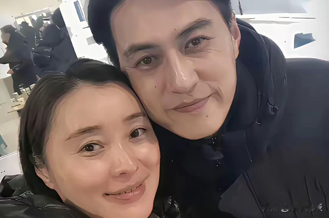 靳东、吴越一张头挨头的亲密合影氛围感满满。戏内二人演绎姐弟，戏外早已是交心知己。