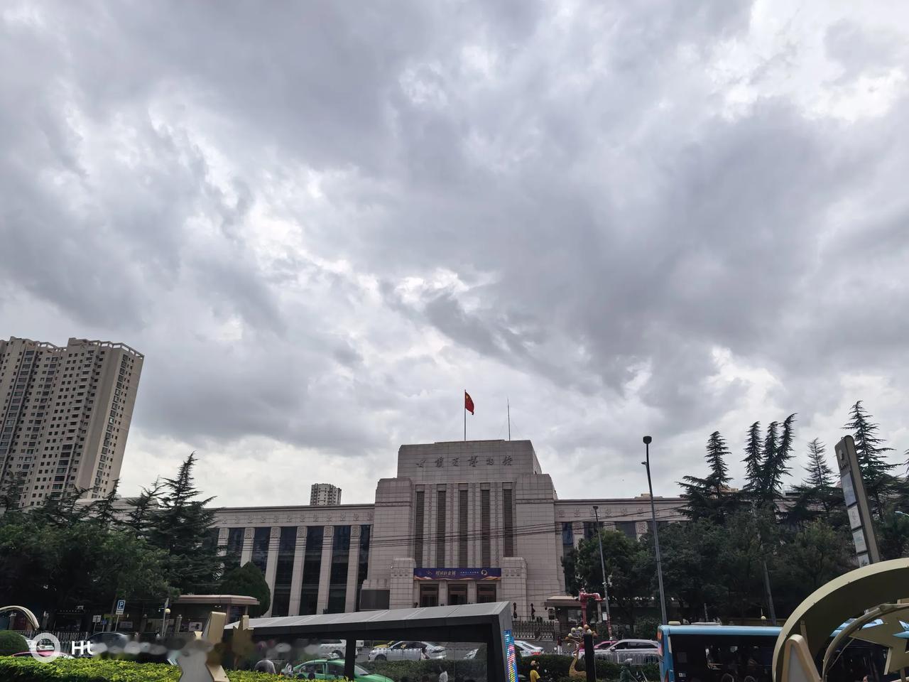白天值完班，我回家顺路去兰州中心给手机换了个外膜，这种软膜一天把手机装包里很容易