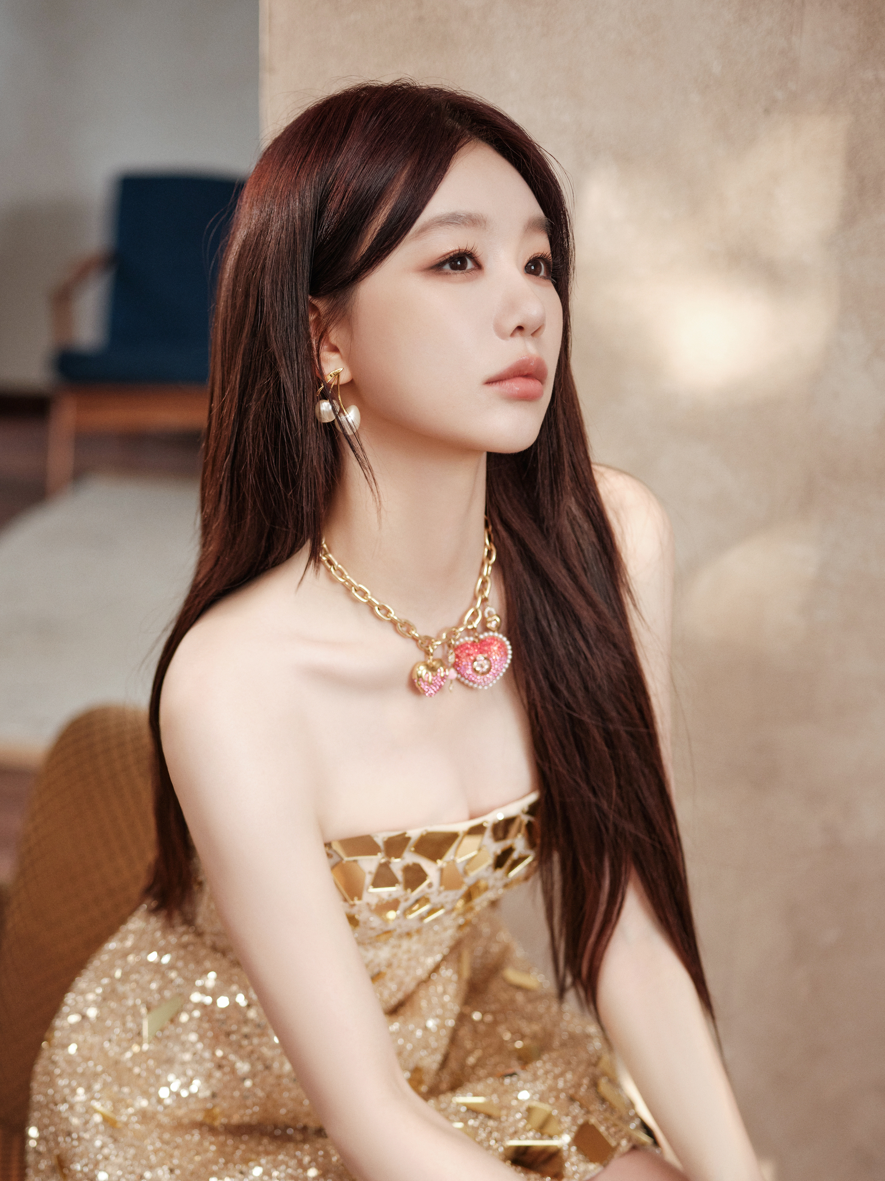 徐梦洁  金箔碎钻缀满抹胸裙，将鎏金霞光揉进裙摆，肩颈线条利落得似裁过月光，长腿