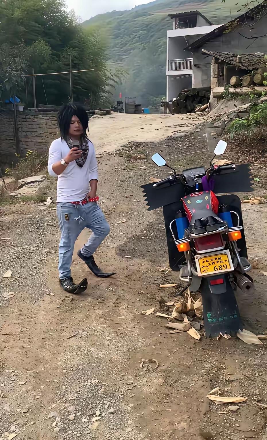 这位大哥的气质和穿搭真是杠杠的，在你那里这位大哥被称呼为什么。