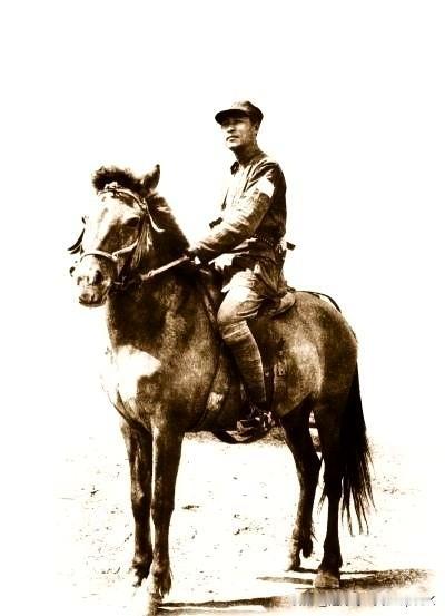 彭雪枫将军是怎么牺牲的？
1944年9月11日拂晓，河南夏邑县八里庄，一批伪军和