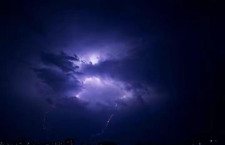 今日石家庄傍晚6点暴雨前的宁静！闪电雷鸣