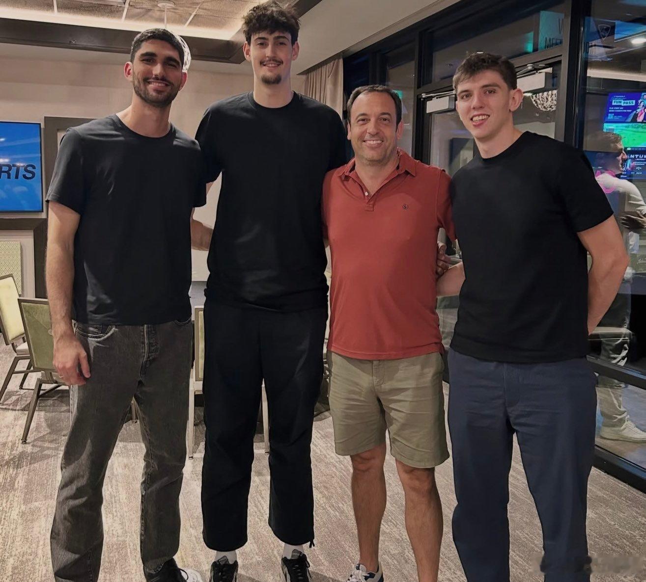 MFFL 阿尔达马与拉雷亚在拉斯维加斯的合影。MFFL文班亚马降薪续约NBA夏季