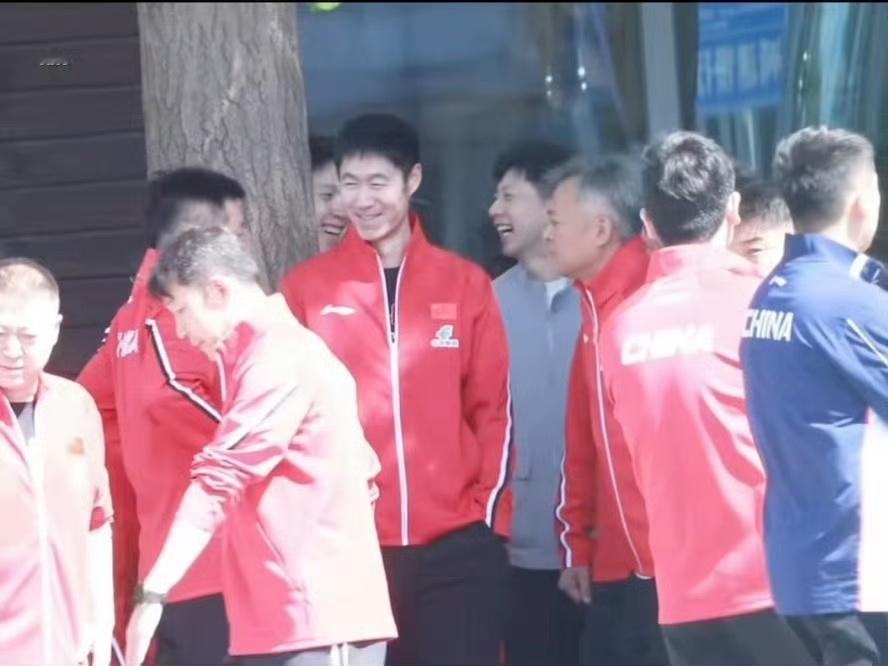 乒乓路上，前辈引路，后辈追光。马龙与王楚钦的开怀畅谈，是传承最好的模样。马龙王楚