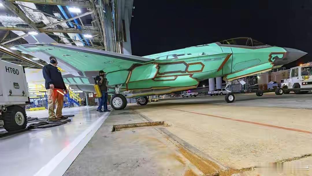 中国歼-35逆势崛起，美国F-35为何节节败退？目前，中国的歼-35和美国的F-