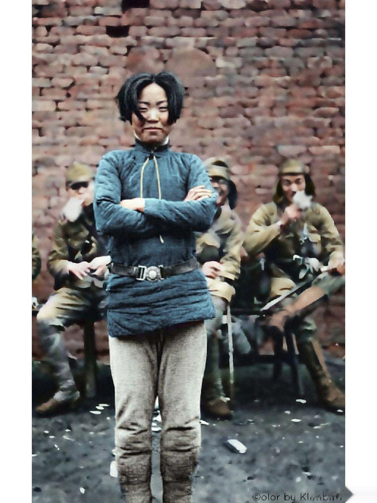 铮铮铁骨女英雄，照片拍摄于1938年，图中这个面带微笑，眼神充满自信的女子，她叫