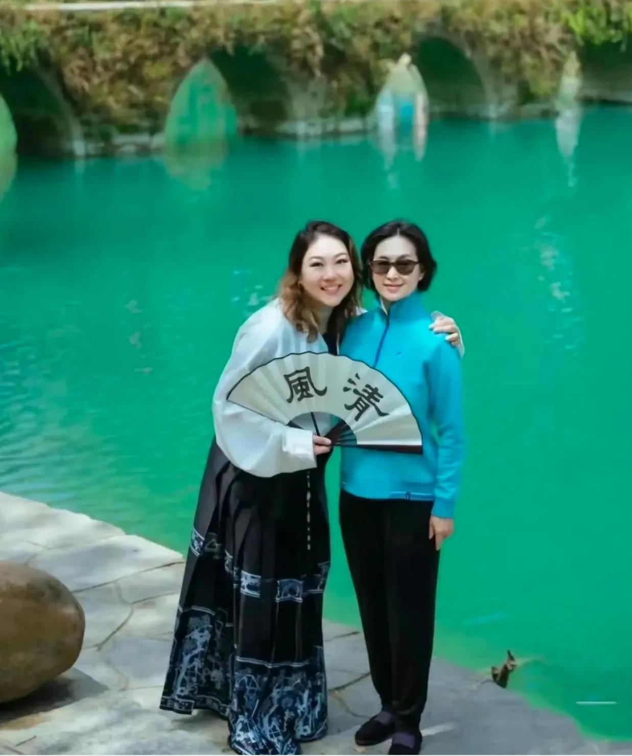 何超琼又带干女儿曾昭怡去贵州游玩了！素颜合照享受“天伦之乐”，61岁至今没生娃好