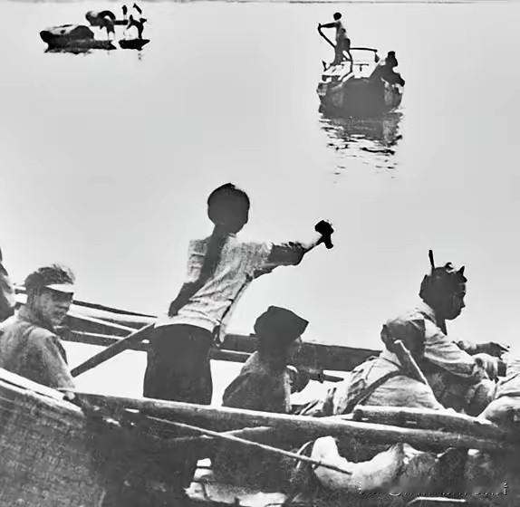 1949年4月，扬中县夹江水面。19岁的船家姑娘颜红英攥着橹把，船上挤着24名解