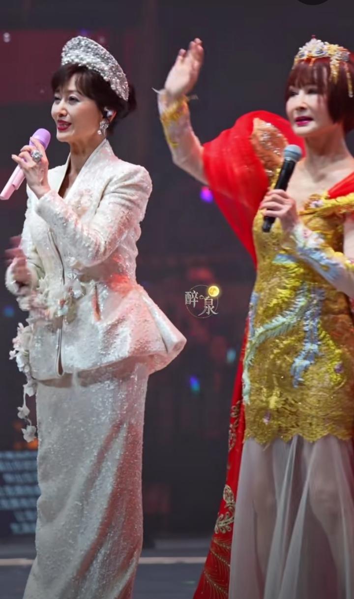 真的被美到失语！81岁潘迎紫和72岁赵雅芝在成都演唱会同台，两大世纪女神同框，直
