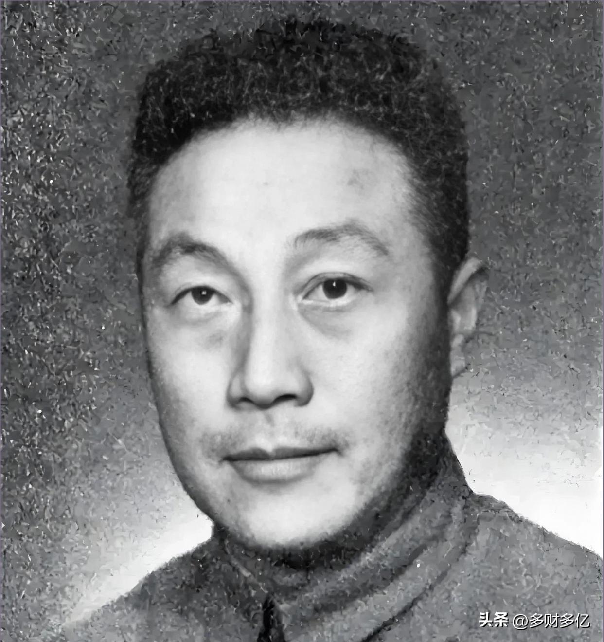 炸锅了！围歼刘伯承的国军将领，阵前埋一坛酒，我军来人一句话，全军倒戈
 
他奉命