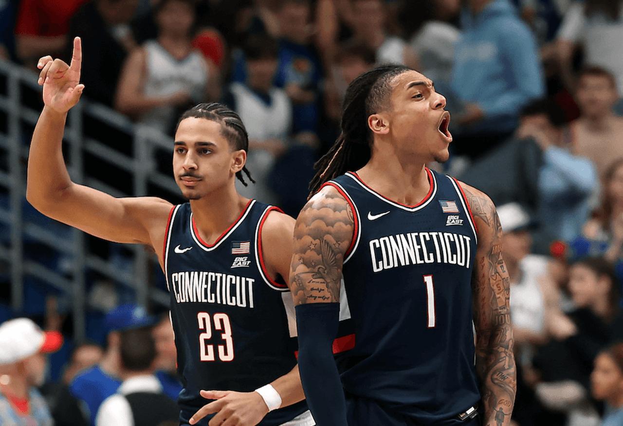 康涅狄格大学以61比56战胜了堪萨斯大学。康涅狄格大学先发大三后场索罗-鲍尔（S