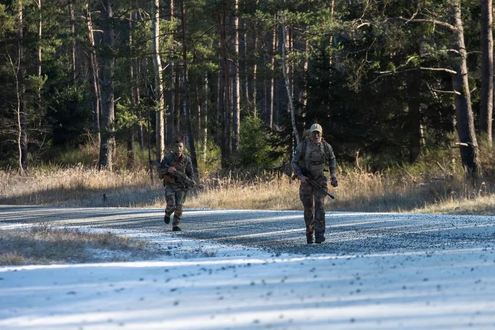 2025年11月22日，在德国格拉芬沃尔训练区，美军欧洲及非洲陆军（USAREU