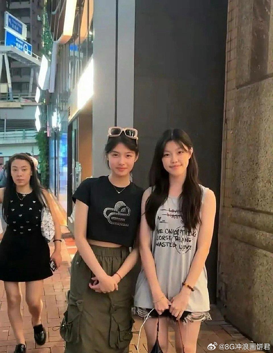 恕我直言，看这个照片，一时竟分不清谁是素人，谁是明星 ​​​