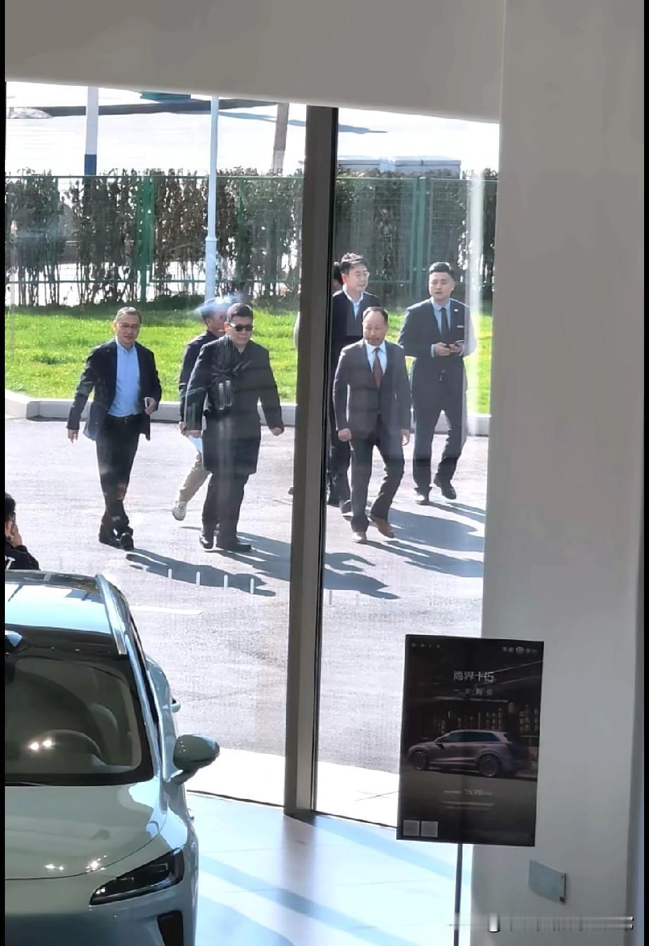 余总一到，现场直接炸锅了！
 
今天这阵仗，真的让我见识到什么叫“顶流”的排面。