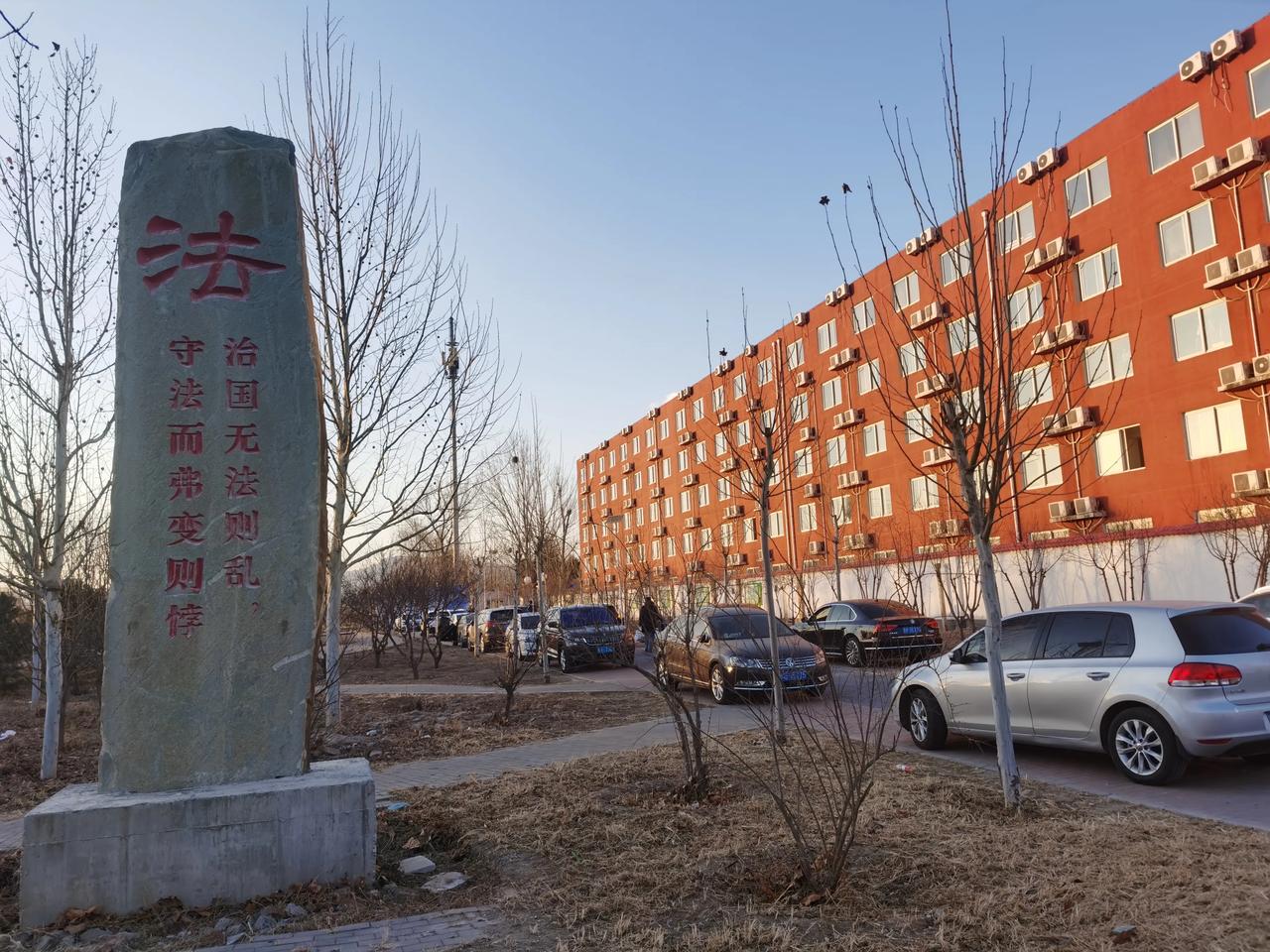 学校开设在小镇里