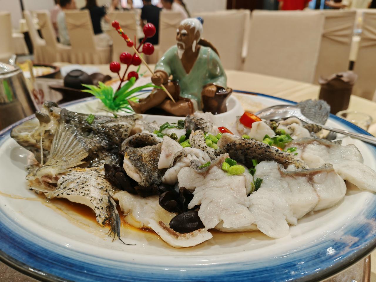 分享今晚的清蒸鱼：
彩星斑肉质细嫩弹牙，
鲜花椒提香增味，
鱼肉鲜甜软嫩，
鲜麻