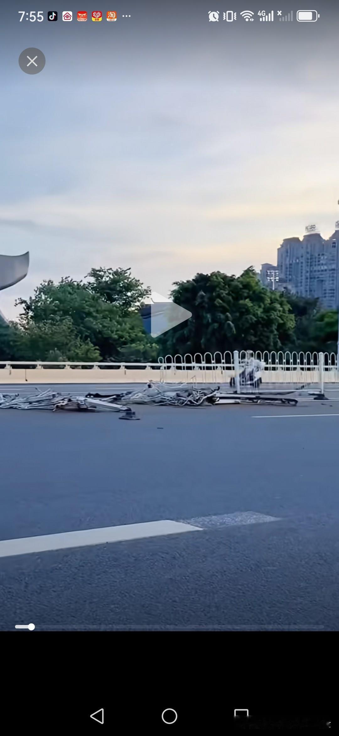 护栏都被撞没了，猜猜这是谁所为，为什么批量这样，是人的问题还是车的问题，司机清楚