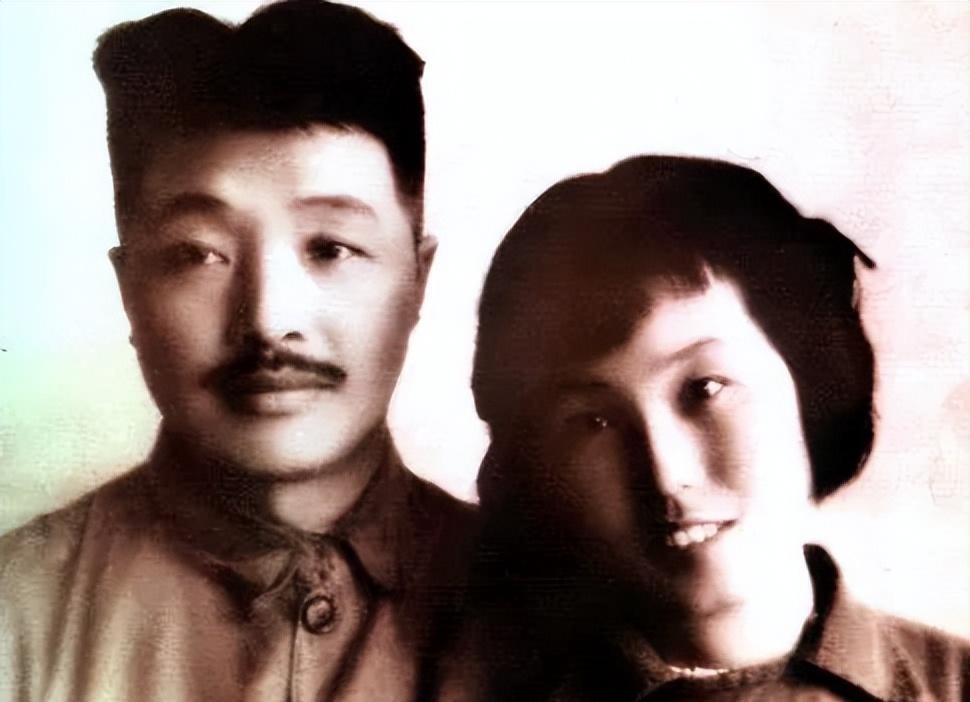 1942年贺龙与比他小20岁的女学生成婚，毛主席看了看贺龙头顶，风趣地开了句玩笑