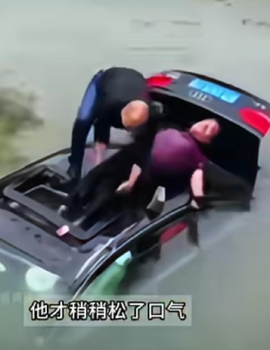 为了躲避闯红灯的电瓶车，一辆正常行驶的黑色奥迪轿车司机紧急猛打方向避让，车辆撞断