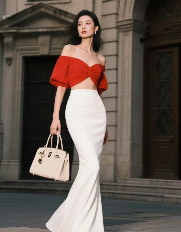 看到这位女士穿着红色露肩上衣和白色长裙，手提包出门，让我想起河南怀胎三月失踪的孕