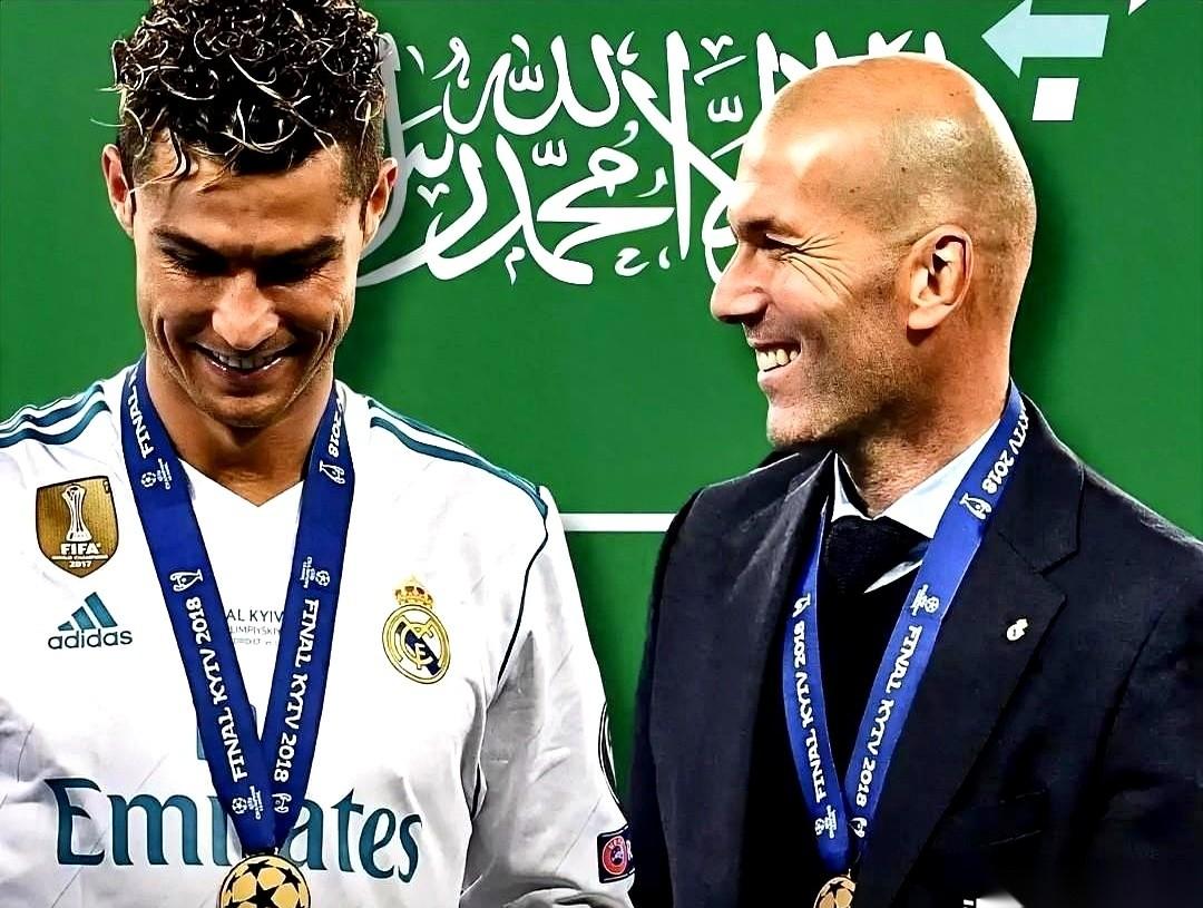 齐达内刚上任，先递给C罗两颗糖。
第一颗，战术上，进攻核心不再是“之一”，而是“